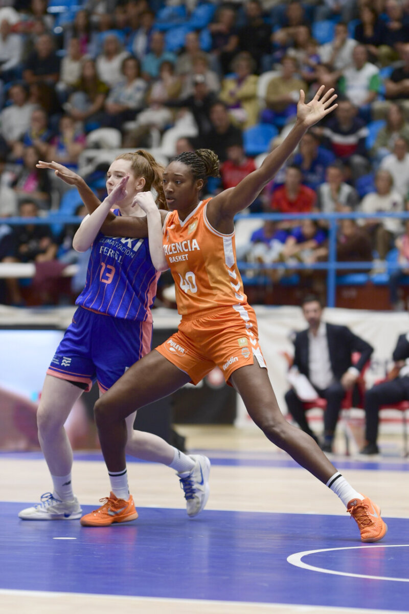 Kayla Alexander jugando baloncesto con el Valencia Basket en un partido