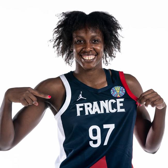 Kendra Chery sonriente con camiseta de Francia en baloncesto