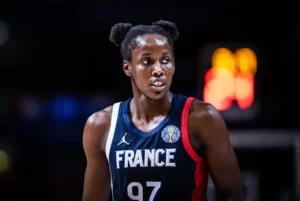 Kendra Chery jugando baloncesto con la camiseta de Francia