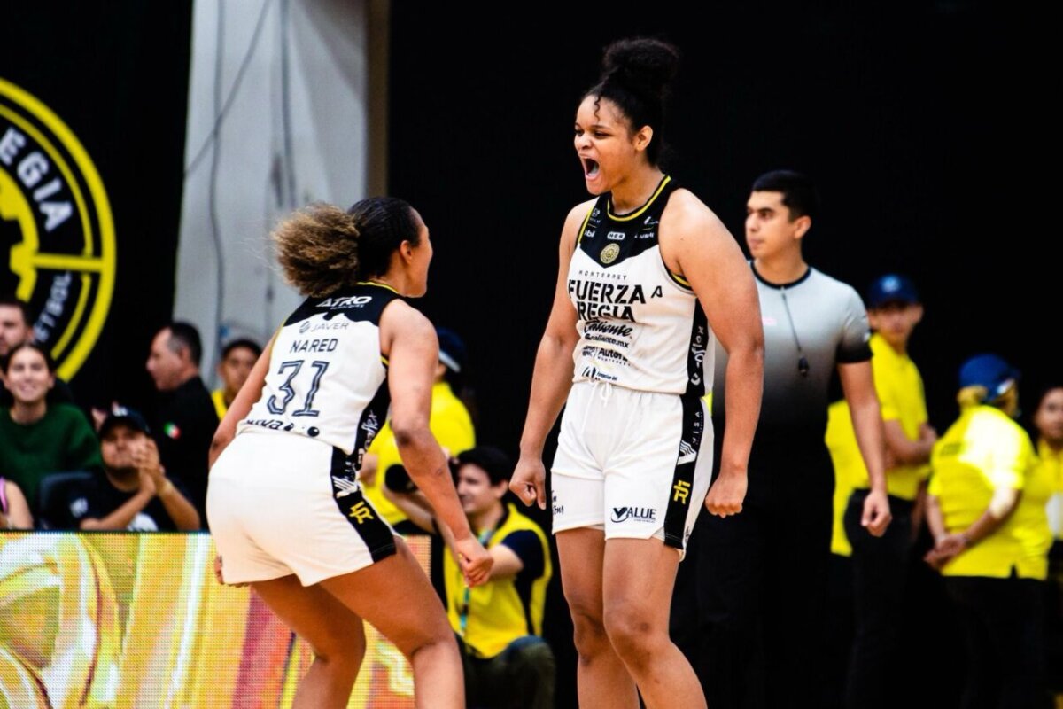 Khaalia Hillsman celebrando un punto en un partido de baloncesto