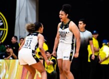 Khaalia Hillsman celebrando un punto en un partido de baloncesto