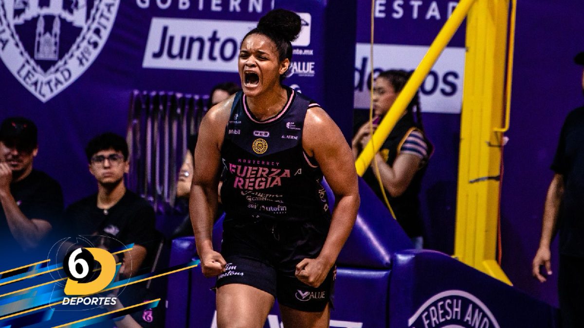 Khaalia Hillsman celebrando durante un partido de baloncesto