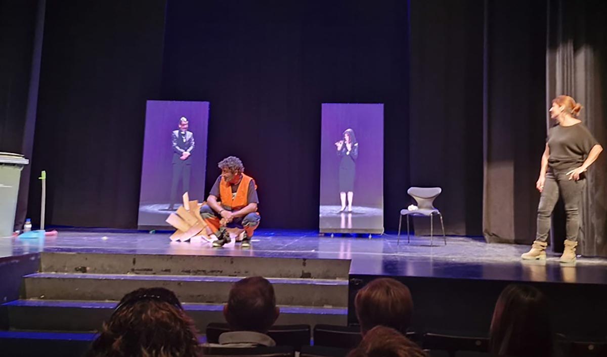 Escena de la obra Lázaro 3.0 en el Teatre Talía con actores y lengua de signos.