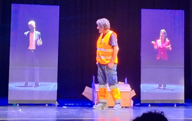 Escena de la obra Lázaro 3.0 con actores en el escenario