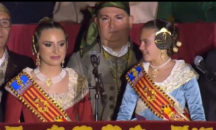 Dos falleras en el evento de Les Falles de Valencia 2025