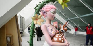 La Exposición del Ninot rompe previsiones con 91.000 visitas en un tiempo récord y calienta motores para el inicio de las Fallas Escultura de una figura femenina sosteniendo un ciervo en una exposición