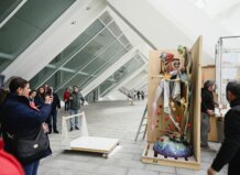 Personas observando la llegada de ninots al museo