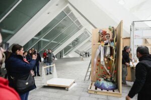 Personas observando la llegada de ninots al museo