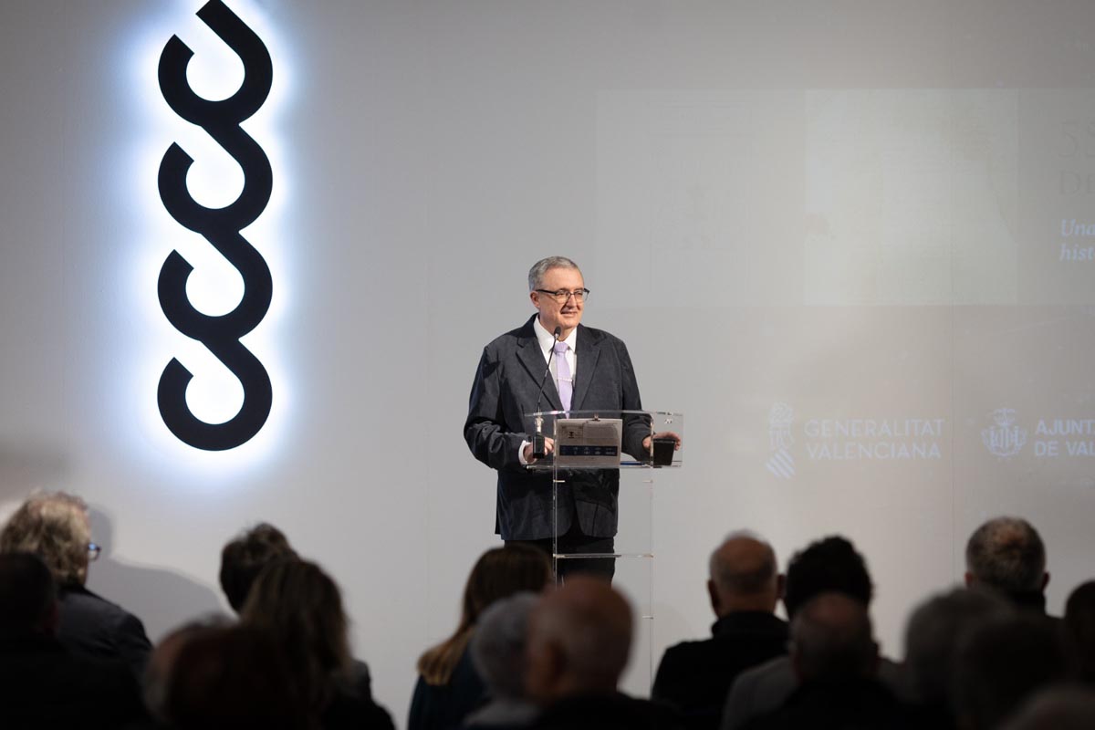 Luis Barona presentando el documental sobre ajedrez en Valencia
