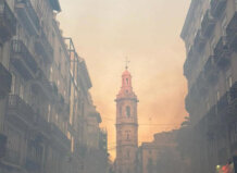 Miles de falleros en el centro de Valencia durante la Macrodespertà de las Fallas 2026