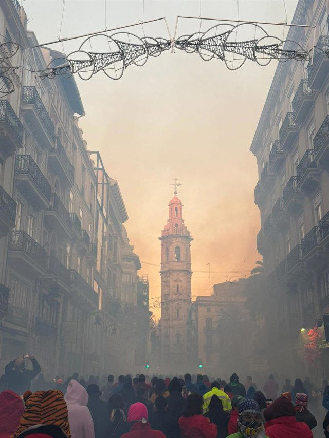 Miles de falleros en el centro de Valencia durante la Macrodespertà de las Fallas 2026