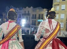 Dos falleras mayores de Silla en trajes tradicionales durante la macrodespertà