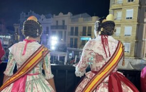 Dos falleras mayores de Silla en trajes tradicionales durante la macrodespertà