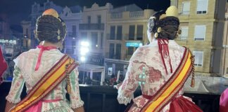 Dos falleras mayores de Silla en trajes tradicionales durante la macrodespertà