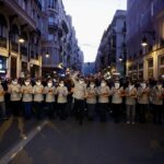Grupo de personas con mascarillas en una calle durante una manifestación