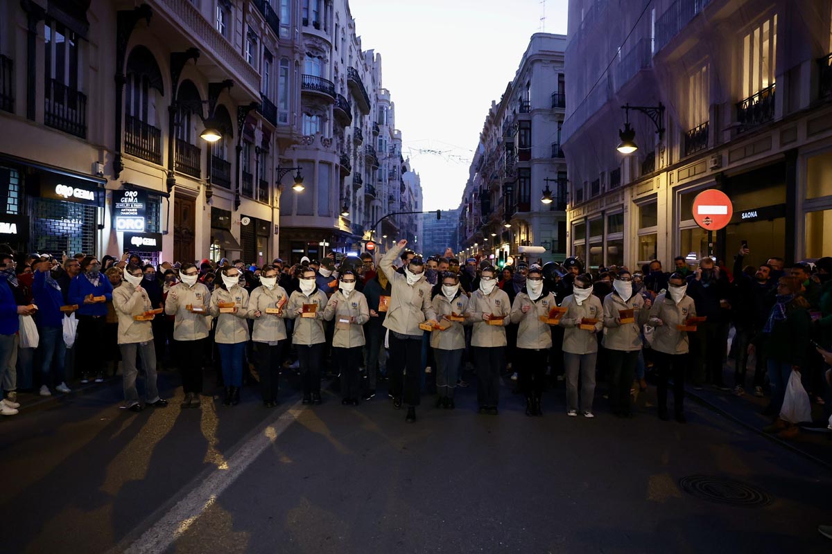 Grupo de personas con mascarillas en una calle durante una manifestación
