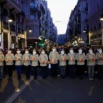 Grupo de personas con mascarillas en una calle durante una manifestación