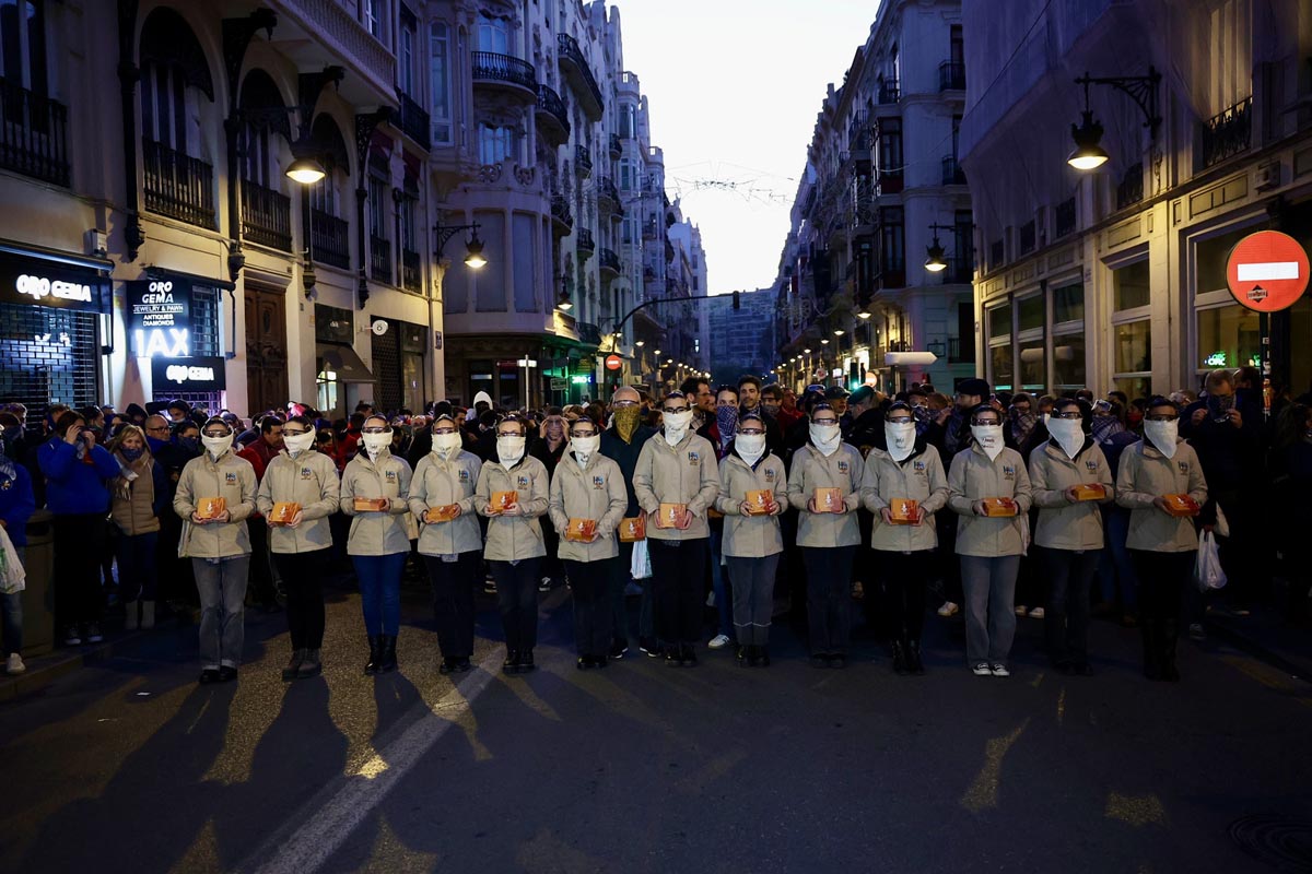Grupo de personas con mascarillas en una calle durante una manifestación