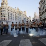 Grupo de personas en una manifestación con fuegos artificiales en Valencia