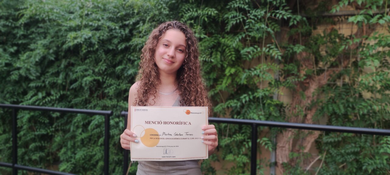 Martina Caballero Tornero recibe un reconocimiento por su beca Amancio Ortega.