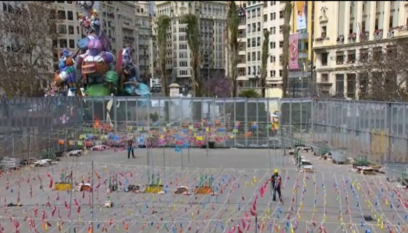 Preparativos para la mascletà en la Plaza del Ayuntamiento de Valencia