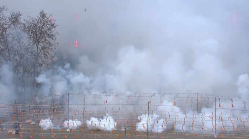 Nubes de humo durante la mascletà de las Fallas 2026 en Valencia