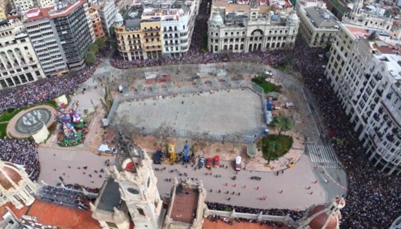 Vista aérea de la plaza durante la mascletà de Fallas 2026 en Valencia