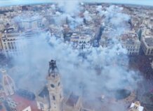 Vista aérea de la mascletà en la Plaza del Ayuntamiento de Valencia