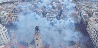 Vista aérea de la mascletà en la Plaza del Ayuntamiento de Valencia