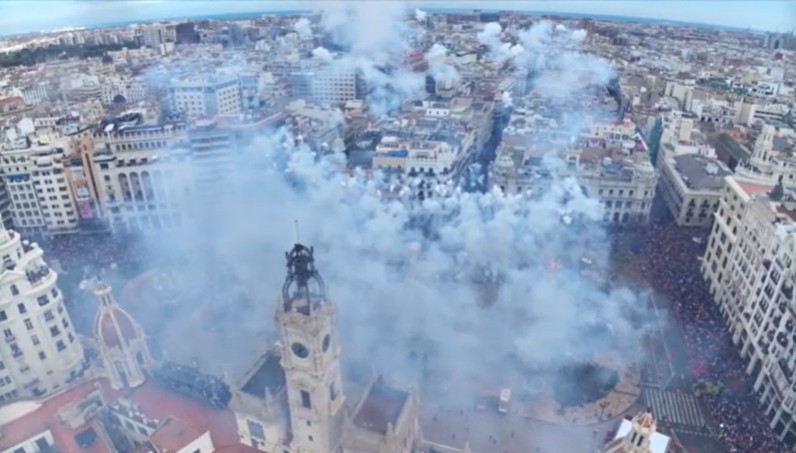 Vista aérea de la mascletà en la Plaza del Ayuntamiento de Valencia
