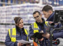 Tres trabajadores de la plantilla de Mercadona revisando documentos en un almacén