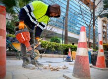 Trabajador realizando mejoras en el pavimento de la Avinguda al Vedat en Torrent