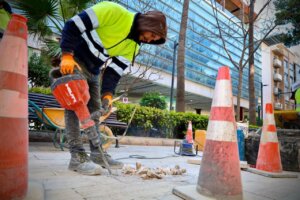 Trabajador realizando mejoras en el pavimento de la Avinguda al Vedat en Torrent
