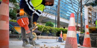 Trabajador realizando mejoras en el pavimento de la Avinguda al Vedat en Torrent