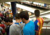 Aficionados en el metro dirigiéndose al estadio de Mestalla