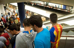 Aficionados en el metro dirigiéndose al estadio de Mestalla