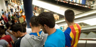 Aficionados en el metro dirigiéndose al estadio de Mestalla