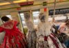 Tres mujeres vestidas con trajes tradicionales en el metro de Valencia