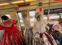 Tres mujeres vestidas con trajes tradicionales en el metro de Valencia
