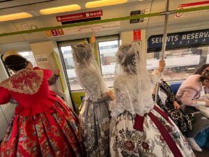 Tres mujeres vestidas con trajes tradicionales en el metro de Valencia