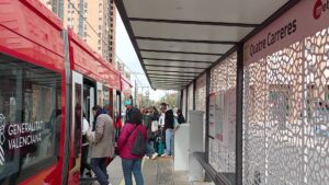 Parada de tramvia Quatre Carreres con pasajeros esperando el transporte