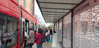 Parada de tramvia Quatre Carreres con pasajeros esperando el transporte