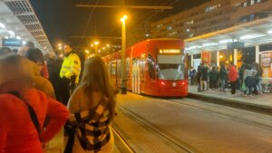Tram de Metrovalencia en la parada de Pont de Fusta durante la Crida