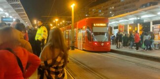 Tram de Metrovalencia en la parada de Pont de Fusta durante la Crida