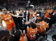Autoridad, defensa y orgullo: Valencia Basket vuelve a mandar en el Roig Arena Jugadores de Valencia Basket en un tiempo muerto durante el partido