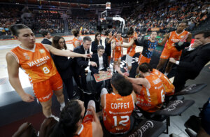 Jugadores de Valencia Basket en un tiempo muerto durante el partido