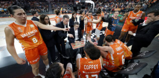 Jugadores de Valencia Basket en un tiempo muerto durante el partido
