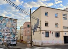 Grupo de viviendas en Vallivana, Picassent, con obras de rehabilitación en curso.