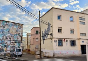 Grupo de viviendas en Vallivana, Picassent, con obras de rehabilitación en curso.