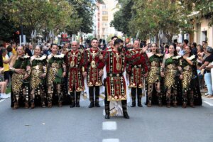 Grupo de personas vestidas con trajes tradicionales de Moros y Cristianos en Valencia